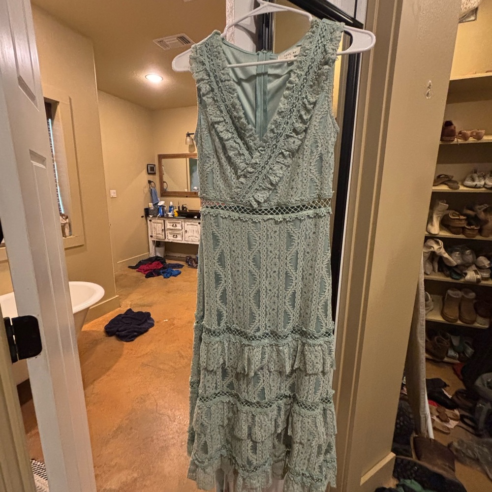 Elegant Lace Midi Dress in Mint Green